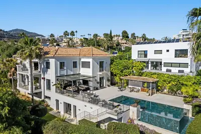 Image de Elegant 6-Bedroom Villa in Marbella with Sea Views