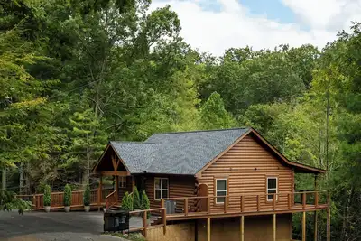 Image de Wheelchair Accessible, Hot Tub, Pool Access, 5 miles to Pigeon Forge