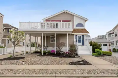 Image de Welcome to this inviting beachside retreat, offering 4 spacious bedrooms and 2. 5 bathrooms on an oversized lot
