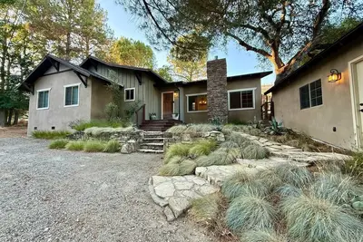 Image de Private ranch w/2 decks, fire pit, hot tub, walk to downtown!