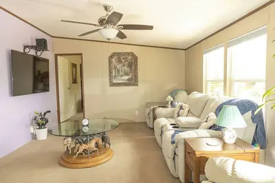 Image de Welcome to the Hill Top House\nComfy 2-bedroom house with WiFi, Ac, and more!