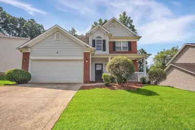 Image de Updated University Area Home with Hot Tub Near Charlotte Your Perfect Retreat!