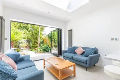 Image de Pass the Keys | Stunning 4Bed Oasis in Kingston, With Parking