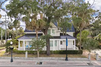 Image de Spacious 5-bedroom historical house in downtown Tarpon Springs with WiFi, Ac