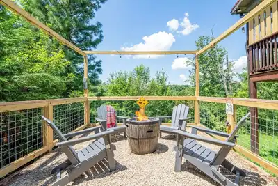 Image de *Amazing 2bd Cabin Near Town! Hot Tub + Fire Pit*