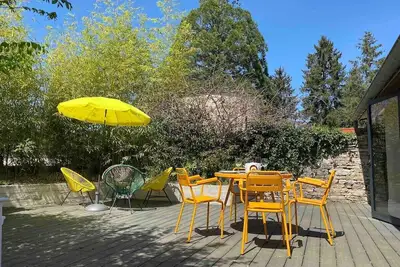 Image de Maison avec terrasse au centre du village.