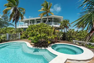 Image de Sugar Beach Villa, - sprawling estate with hot tub, pool, and private cottages