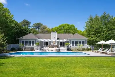 Image de Brand new East Hampton Home with Pool, Tennis, and Hot Tub, Perfect for. . .