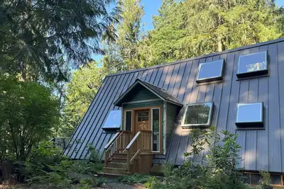 Image de Custom cabin overlooking the McKenzie River. River access, hot tub, and solitude