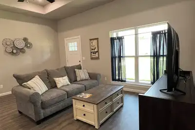 Image de Brand new 3-bedroom, walk to Coweta's Historic Broadway District with WiFi, Ac