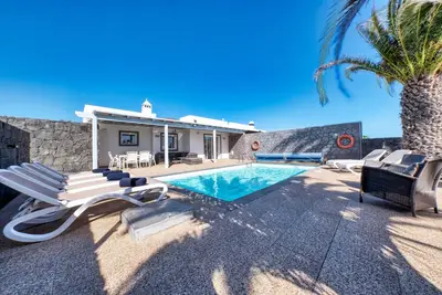 Image de Blue Waves House - Heated Pool, Bbq and Bicycles By Lanzarote Vacation Homes