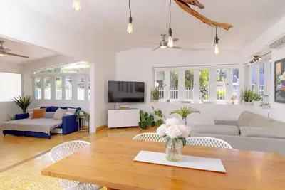 Image de Large Beach House With Bonus