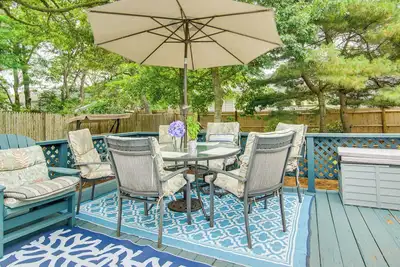 Image de Walk to Haigis Beach: Family Home w/ Deck & Yard!