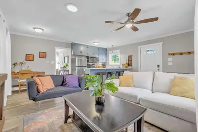 Image de Cozy Spot - Perfect for Long Stays - Walk Downtown