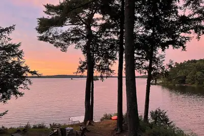 Image de Charming 2-Bedroom Lake Front Cottage with WiFi and A/C on Tranquil Unity Pond