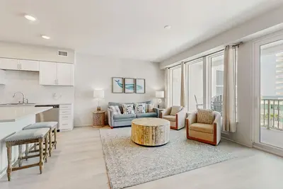 Image de Beachfront condo with pool, private balcony, and washer and dryer