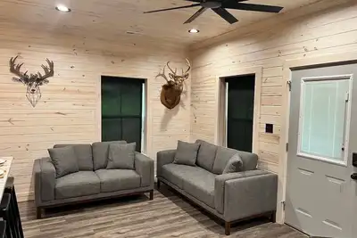 Image de Take It Easy Fishing Cabin. Large enclosed bay for storing the boat.