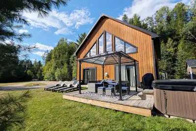 Image de Cozy River Lodge Chalet - Ac - Hot Tub - Waterfront - Pet Friendly