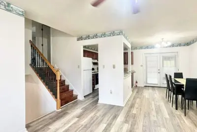 Image de Beautiful and spacious 4-bedroom home in Danville, with WiFi and Ac.