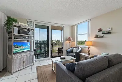Image de Beachfront Suite w/ Balcony | Walk to Bars, Restaurants & More