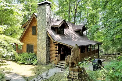 Image de 3 Bedroom Cabin in the Heart of Maggie Valley w/Hot Tub, Pool Table, Fire Pit