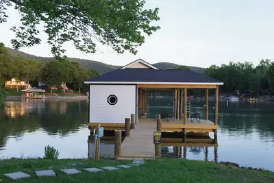 Image de Lake Haven - 5 Bedroom w/ Hot tub and private dock! !