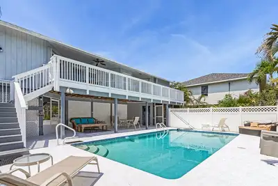 Image de Coastal Comfort in Bokeelia – Pet Friendly w/ Pool & Boat Ramp Access!