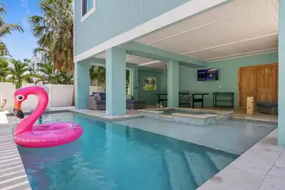 Image de 4 Bedroom, Ocean View, Private Heated Pool & Spa, 3rd House from Beach, Luxe