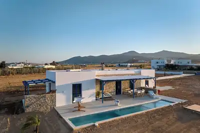 Image de 2 Bed Villa - Sleeps 6 - Pets - Pool - Parking