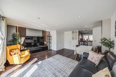 Image de London Suburb Home with great connections