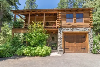 Image de Cozy 3-Bdrm Log Cabin Retreat in Truckee, Sleeps-8, Hot Tub, 2 Acres of Serenity