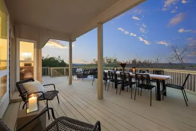 Image de Luxury Retreat | Hot Tub + Large Deck