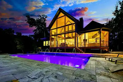 Image de New Lakefront Lake Anna, Pool, Boat Dock, Deck View