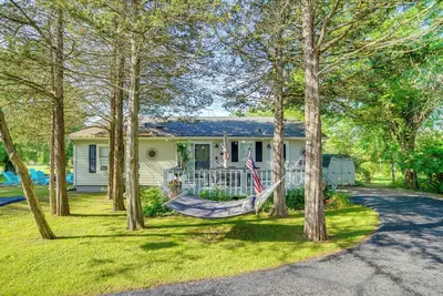 Fire Pit, Deck & Water Views: Athens Home!