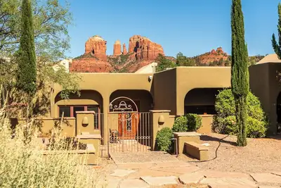 Image de The Cathedral Frame-a Tranquil Private Estate- 3500+sqft, 4Bdrm, 3Bath, Sleeps 11