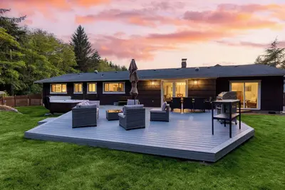 Image de Lodge at Deception Pass | Trails, Hot Tub, Walk to Cornet Bay