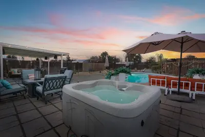 Image de Charming 3-bedroom house with Pool, hot tub and Tiki bar in Bakersfield
