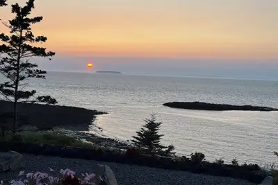 Image de Bay of Fundy Oceanfront Retreat;\nSeparate work space, King, Queen rooms, 2 baths