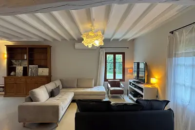 Image de Grande maison avec très grand terrain, au calme à 1, 5 km d'une plage tranquille.