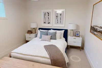 Image de Mountain Views & Luxury living! Closer to Banff/Canmore Yet in Calgary City