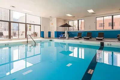 Image de Your Chicago Adventure Starts Here! 3 Units! Pool!