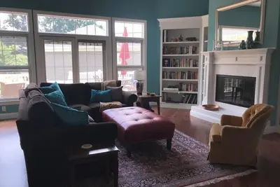 Image de Spacious 5-bedroom home is just a 10-minute walk from the Nd campus