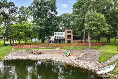 Image de Experience Happie Space on Snow Lake, a Luxurious Lakefront Retreat with Privacy