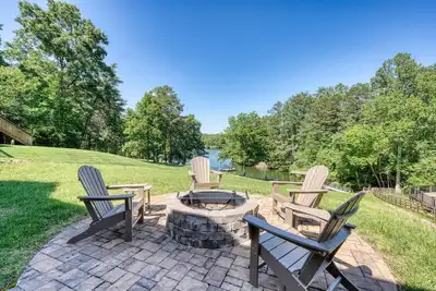 Image de Your Ultimate Lake Nottely Escape - Waterfront, Wineries, & Firelit Nights!