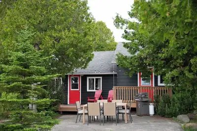 Image de 2 Bed Renovated Waterfront Cottage | Kayak