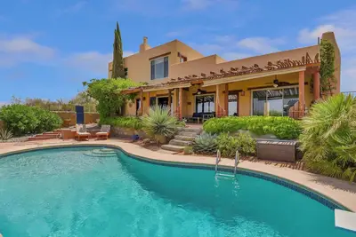 Image de Southwestern Hilltop Retreat + Pool