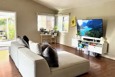 Image de Charming 3-bedroom house by the Pond w Waterfall, Playground, and Trampoline.