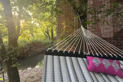 Image de Off-grid creekside treehouse w/fire-pit, hammock