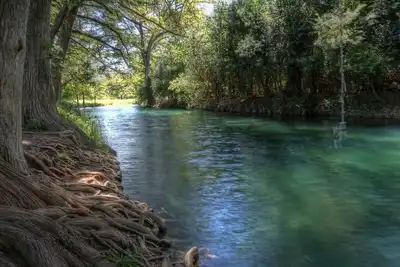 Image de 4-bedroom house in Utopia with 450’ of private crystal clear Sabinal river front