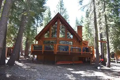 Image de Enchanting 3-bedroom Chalet on the 16th fairway of Tahoe Donner golf course